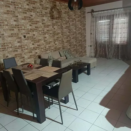 Апартамент Michael House *